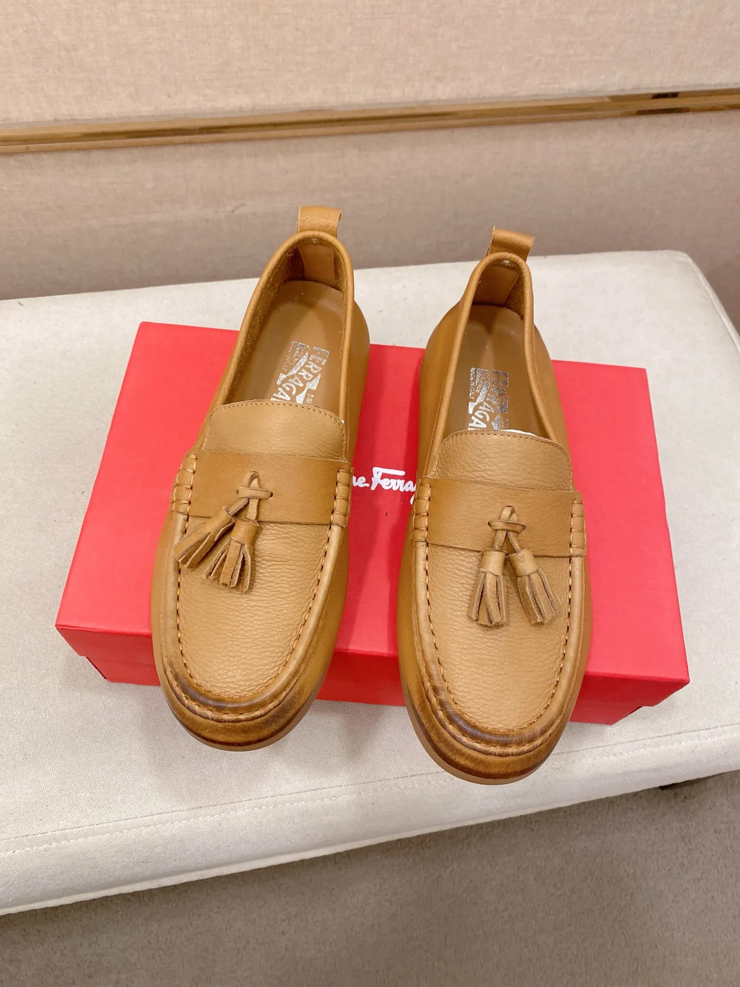 Factory price 500💰 Original Ferragamo men's shoes! The world's top brands...Luxury quality...//Fashion and high-end footwear 👍💪🏻...give you a low-key luxury comfort experience👍. The upper is made of pure Italian imported original cowhide and sweat-absorbent sheepskin lining. It is comfortable and breathable, high-end and classy... luxurious and noble!! .. OEM factory shipment [Hug] stall.. Original board. Welcome to taste..38--44.